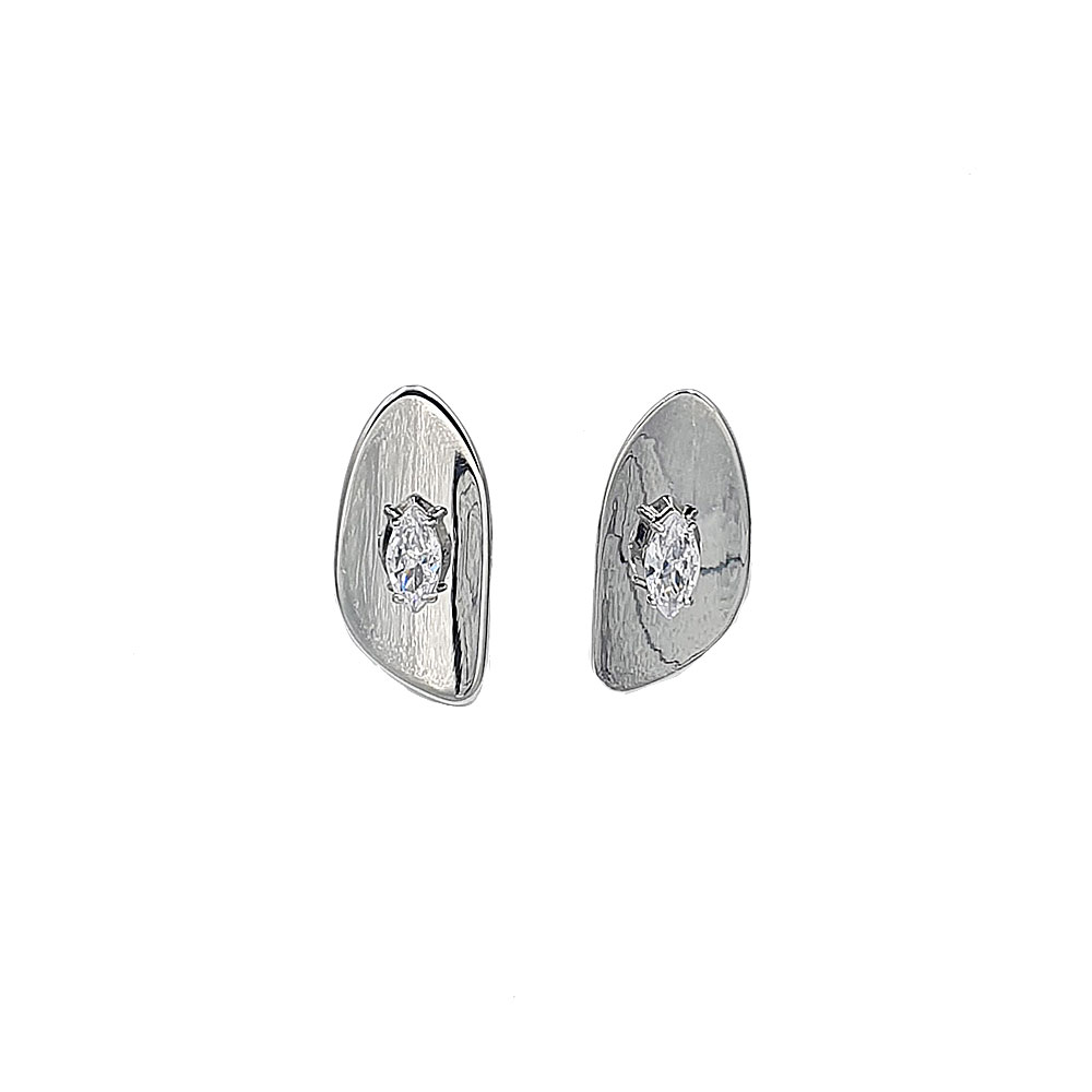 Ασημί γεωμετρικά σκουλαρίκια με κλιπ με διάφανη λαμπερή πέτρα. Είναι κατασκευασμένα από ανοξείδωτο ατσάλι.