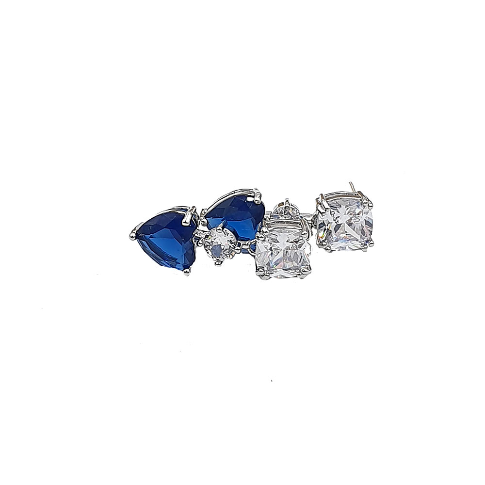 Σκουλαρίκια κρεμαστά ασημί με μπλε λαμπερή πετρούλα σε σχήμα καρδιάς και διάφανες πέτρες. Είναι κατασκευασμένα από ανοξείδωτο ατσάλι.