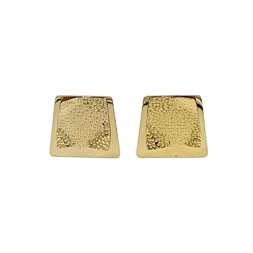 Σκουλαρίκια με κλιπ από ανοξείδωτο ατσάλι σε χρυσό χρώμα με σφυρήλατο σχέδιο