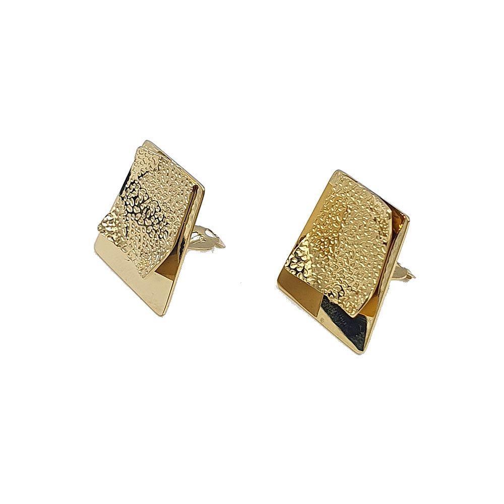 Σκουλαρίκια με κλιπ από ανοξείδωτο ατσάλι σε χρυσό χρώμα με σφυρήλατο σχέδιο