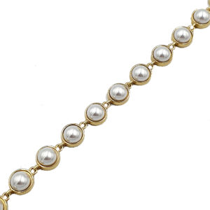 Βραχιόλι με πέρλες 2 - bijouxbijoux Gold-tone bracelet with round white pearls set in bezel links along a delicate chain