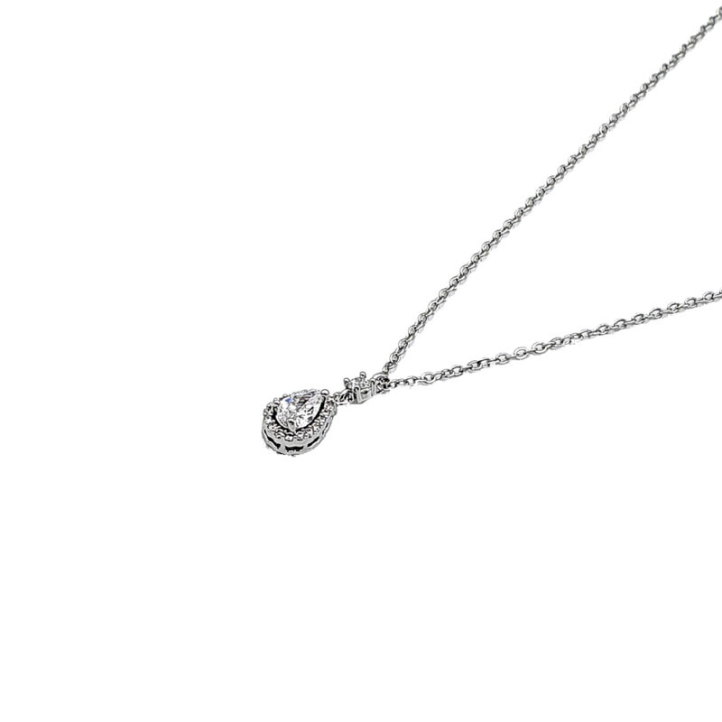 Κολιέ ασημί με πέτρα 2 - bijouxbijoux Teardrop-shaped diamond pendant on a silver chain, close-up. The pendant has a halo of small stones and hangs from a delicate chain.