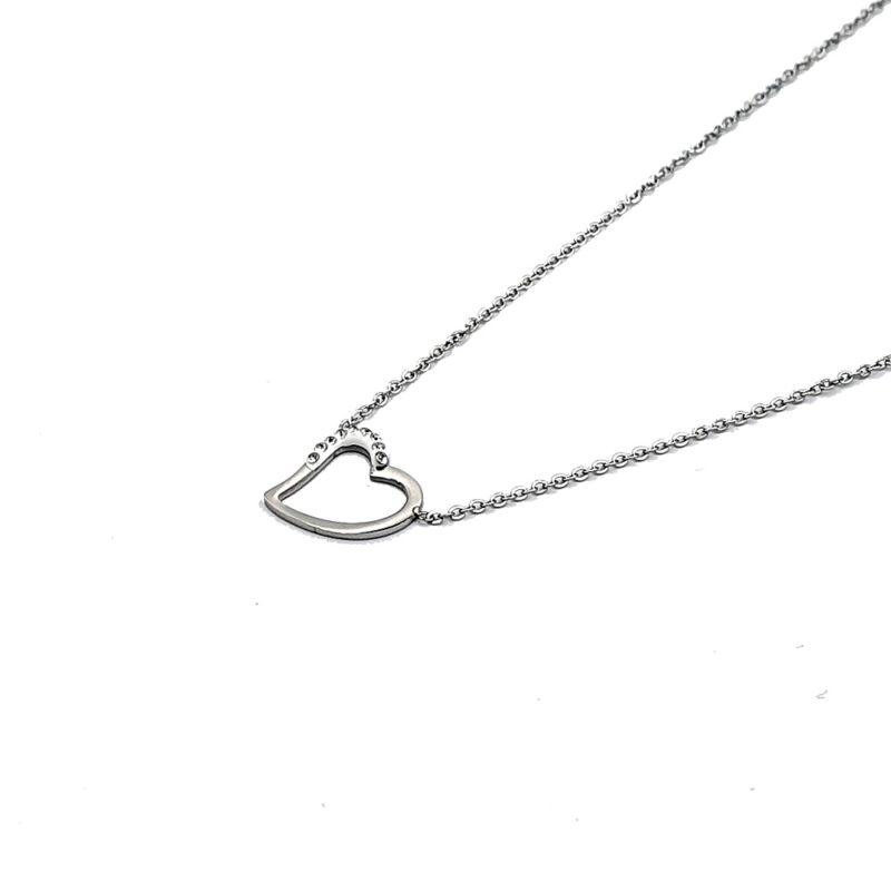 Κολιέ καρδιά 2 - bijouxbijoux Silver necklace with a hollow heart pendant on a white background, close-up.