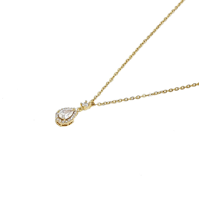 Κολιέ χρυσαφί με πέτρα 2 - bijouxbijoux Gold necklace with a pear-shaped diamond halo pendant on a delicate chain, shown against a white background.